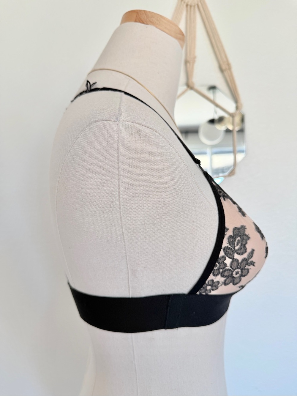 🖤 Victoria’s Secret PINK Black Lace Triangle Bralette Floral Lace Bra Nude Small - Picture 3 of 12